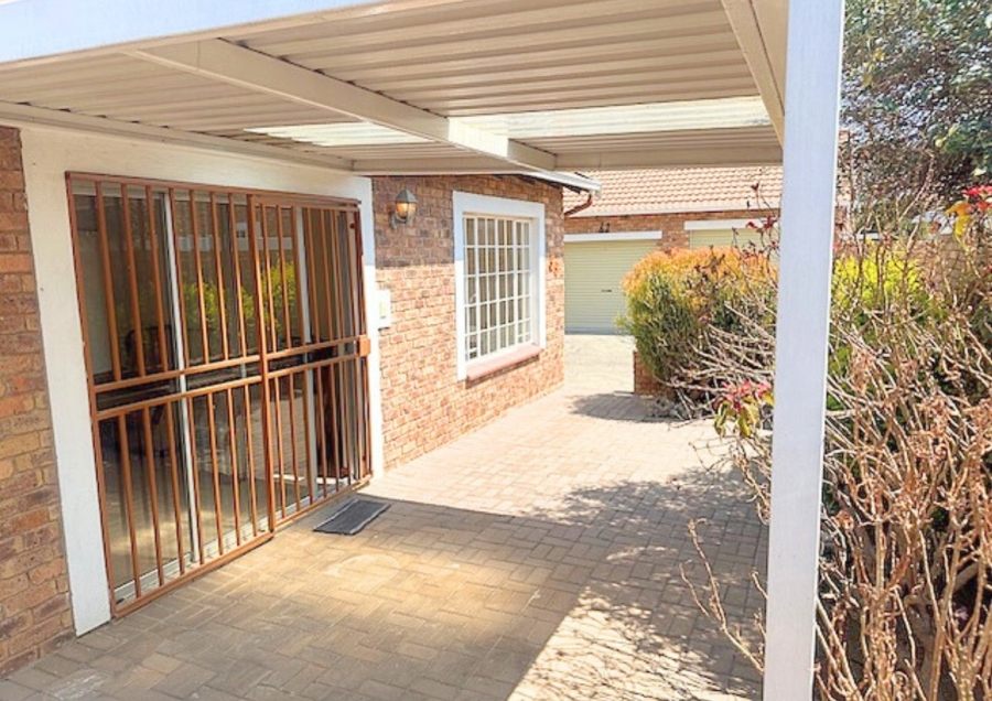 2 Bedroom Property for Sale in Honeydew Manor Gauteng