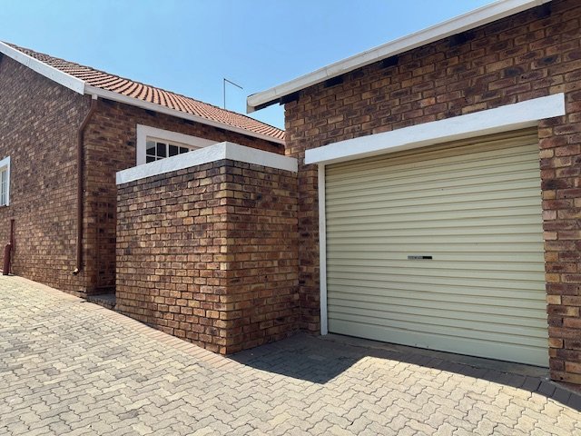 2 Bedroom Property for Sale in Honeydew Manor Gauteng