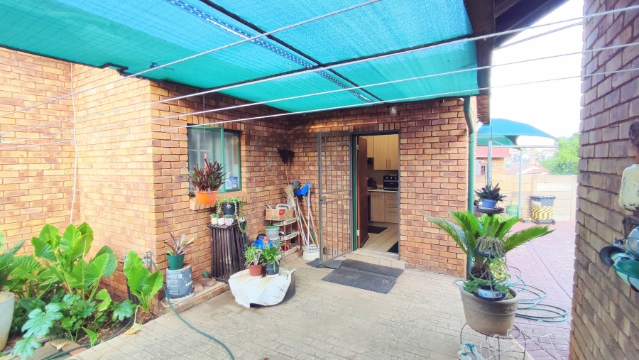 2 Bedroom Property for Sale in Heuweloord Gauteng