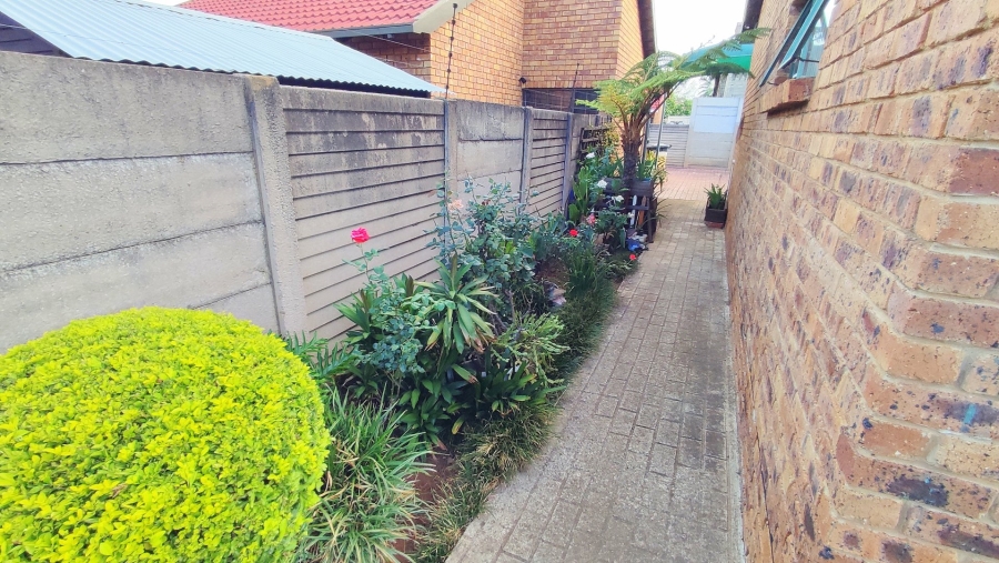 2 Bedroom Property for Sale in Heuweloord Gauteng