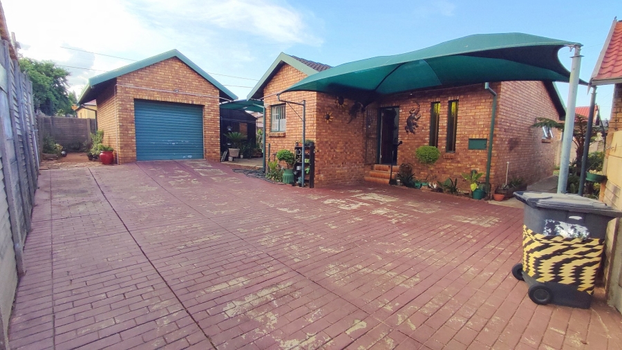 2 Bedroom Property for Sale in Heuweloord Gauteng