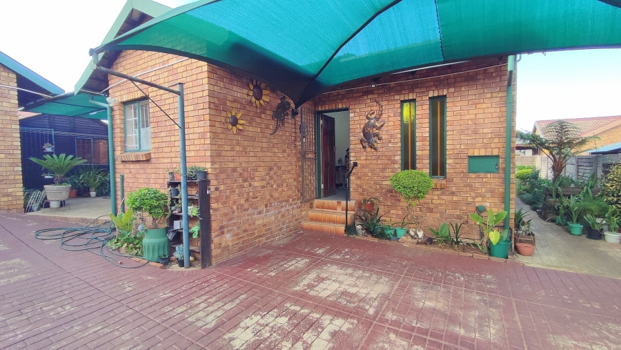 2 Bedroom Property for Sale in Heuweloord Gauteng