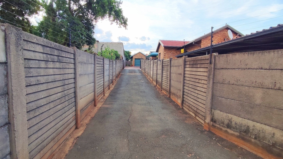 2 Bedroom Property for Sale in Heuweloord Gauteng