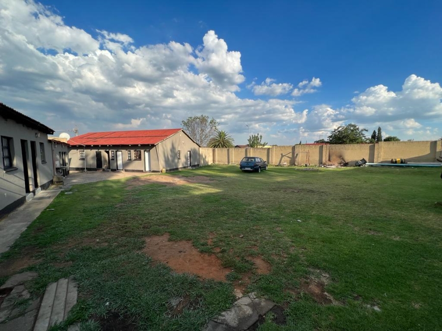 8 Bedroom Property for Sale in Klippoortje Gauteng