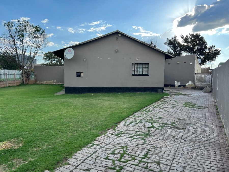 8 Bedroom Property for Sale in Klippoortje Gauteng