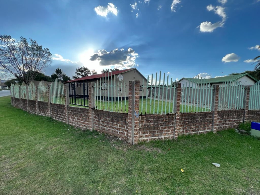 8 Bedroom Property for Sale in Klippoortje Gauteng