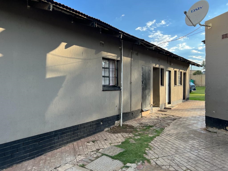 8 Bedroom Property for Sale in Klippoortje Gauteng