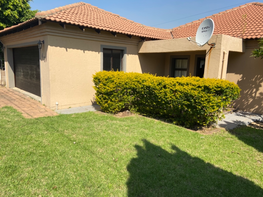 To Let  Bedroom Property for Rent in Rooihuiskraal Gauteng