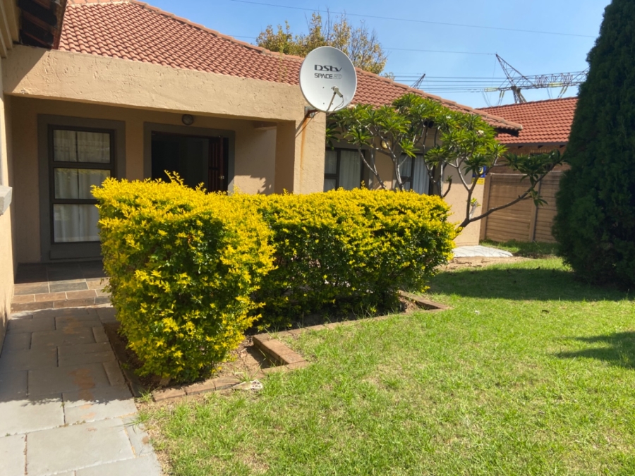 To Let  Bedroom Property for Rent in Rooihuiskraal Gauteng