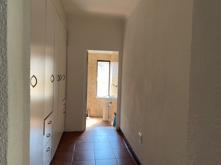 To Let  Bedroom Property for Rent in Rooihuiskraal Gauteng