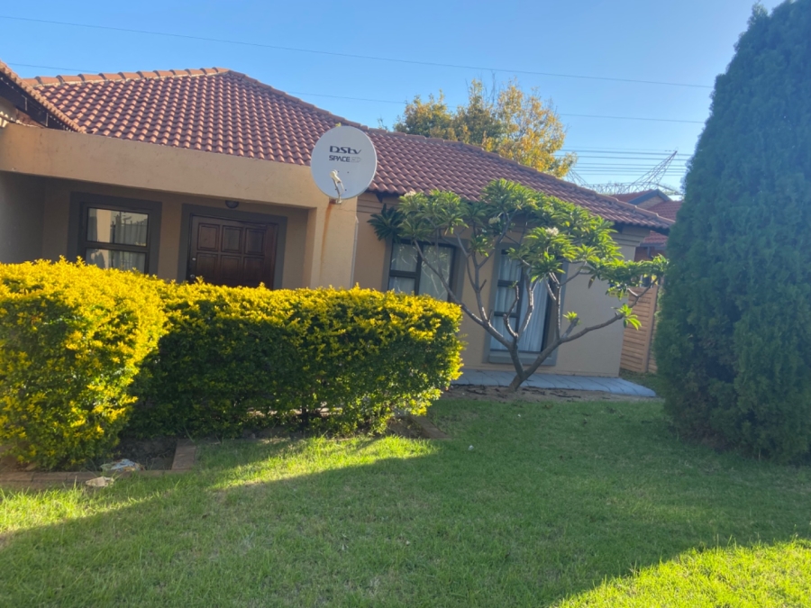 To Let  Bedroom Property for Rent in Rooihuiskraal Gauteng