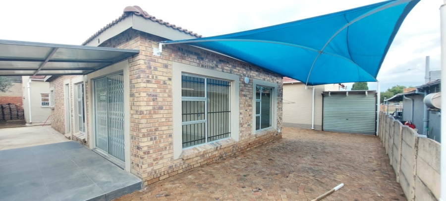 To Let 2 Bedroom Property for Rent in Robertsham Gauteng