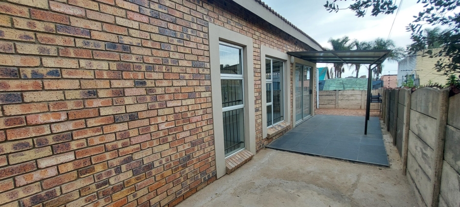 To Let 2 Bedroom Property for Rent in Robertsham Gauteng