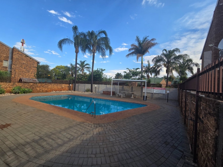 2 Bedroom Property for Sale in Doornpoort Gauteng