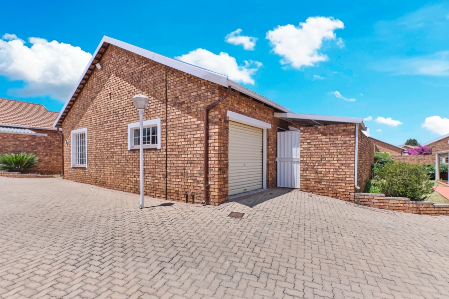 2 Bedroom Property for Sale in Wilro Park Gauteng