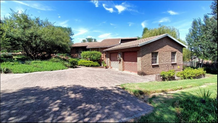 8 Bedroom Property for Sale in Glen Austin Gauteng