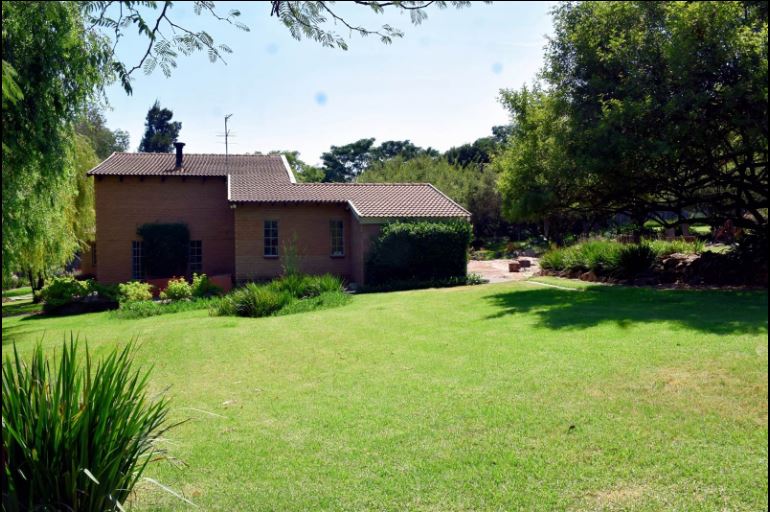 8 Bedroom Property for Sale in Glen Austin Gauteng