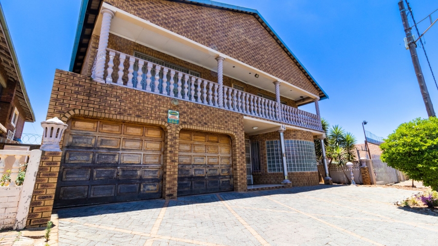 8 Bedroom Property for Sale in Lenasia Ext 1 Gauteng