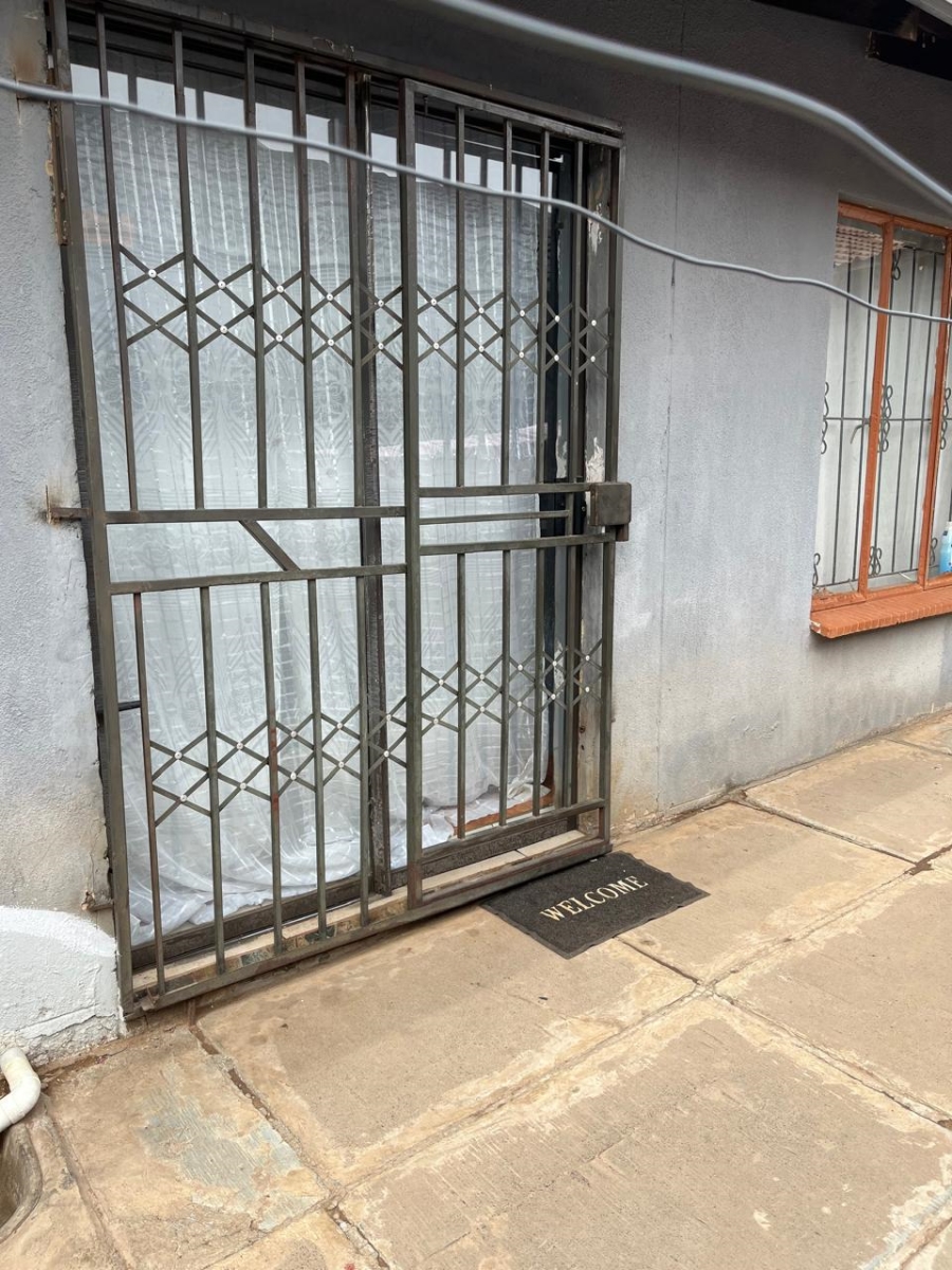 To Let  Bedroom Property for Rent in Clayville Gauteng