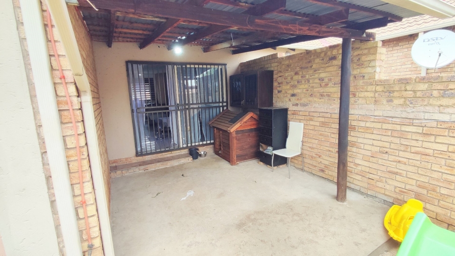 2 Bedroom Property for Sale in Heuwelsig Estate Gauteng