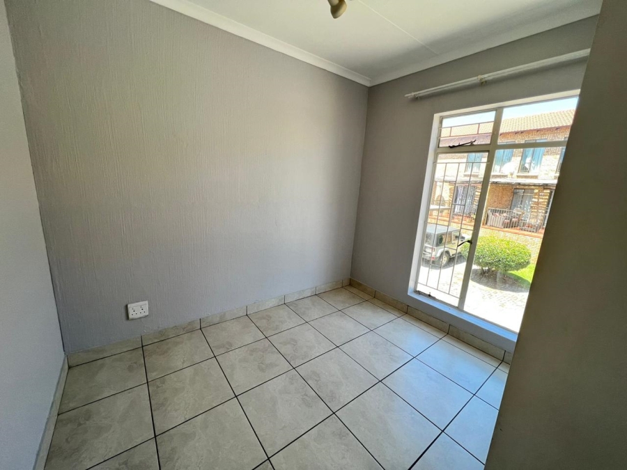 To Let 2 Bedroom Property for Rent in Honeydew Grove Gauteng