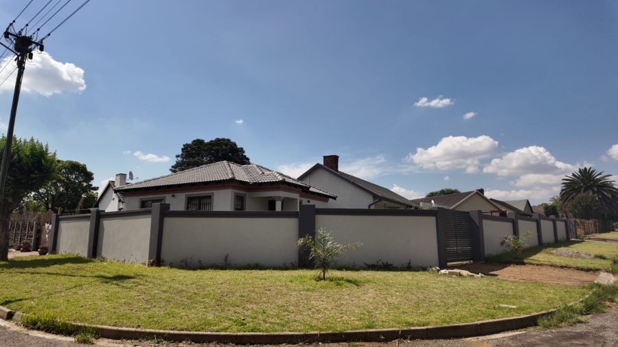 To Let 3 Bedroom Property for Rent in Dinwiddie Gauteng