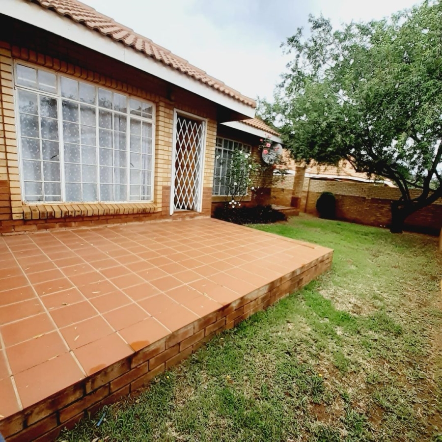 To Let 2 Bedroom Property for Rent in Noordwyk Gauteng