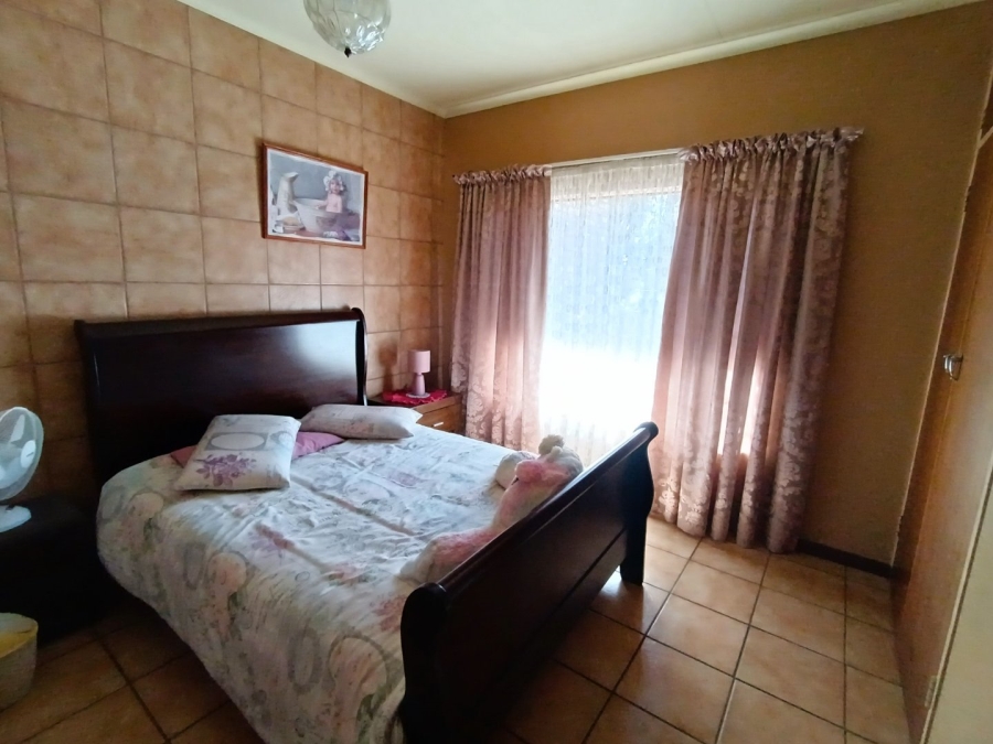 4 Bedroom Property for Sale in Rooihuiskraal Gauteng