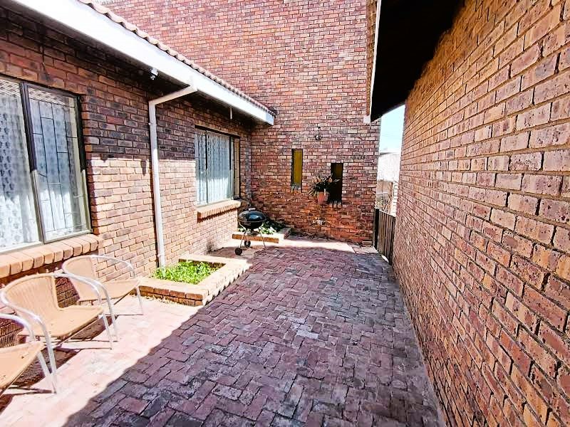 4 Bedroom Property for Sale in Rooihuiskraal Gauteng