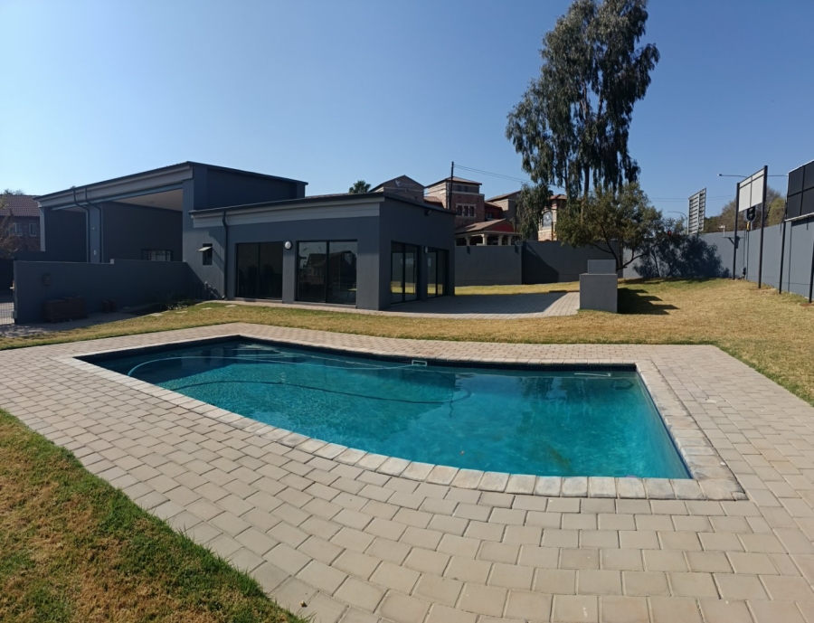 3 Bedroom Property for Sale in Die Hoewes Gauteng