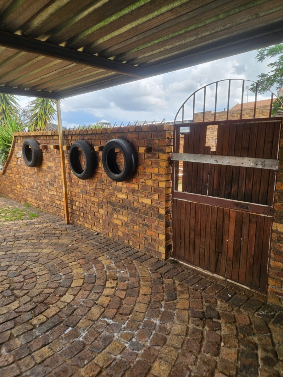 3 Bedroom Property for Sale in Bardene Gauteng