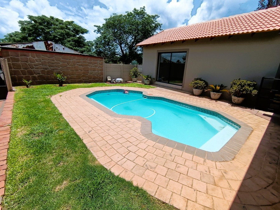 To Let 5 Bedroom Property for Rent in Monavoni Gauteng