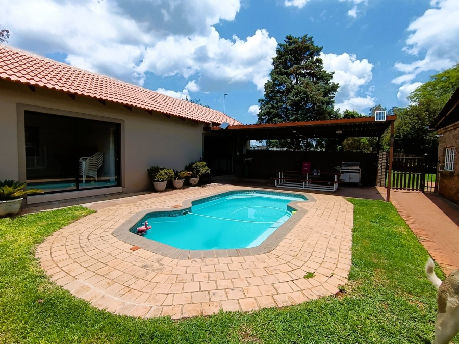 To Let 5 Bedroom Property for Rent in Monavoni Gauteng