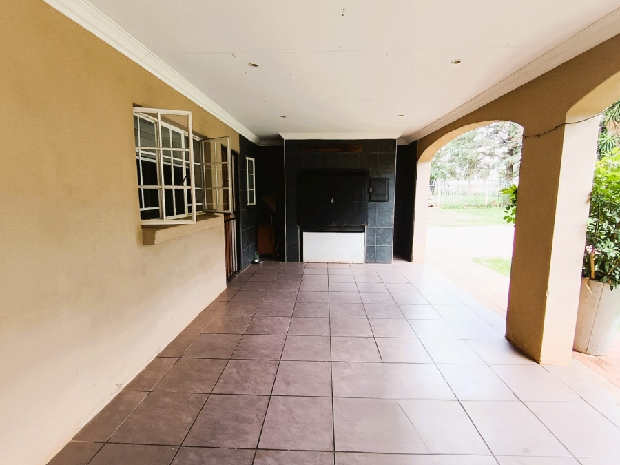 To Let 5 Bedroom Property for Rent in Monavoni Gauteng