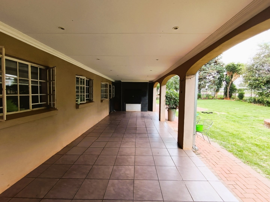 To Let 5 Bedroom Property for Rent in Monavoni Gauteng