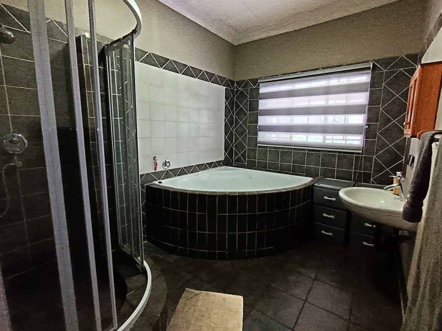 To Let 5 Bedroom Property for Rent in Monavoni Gauteng