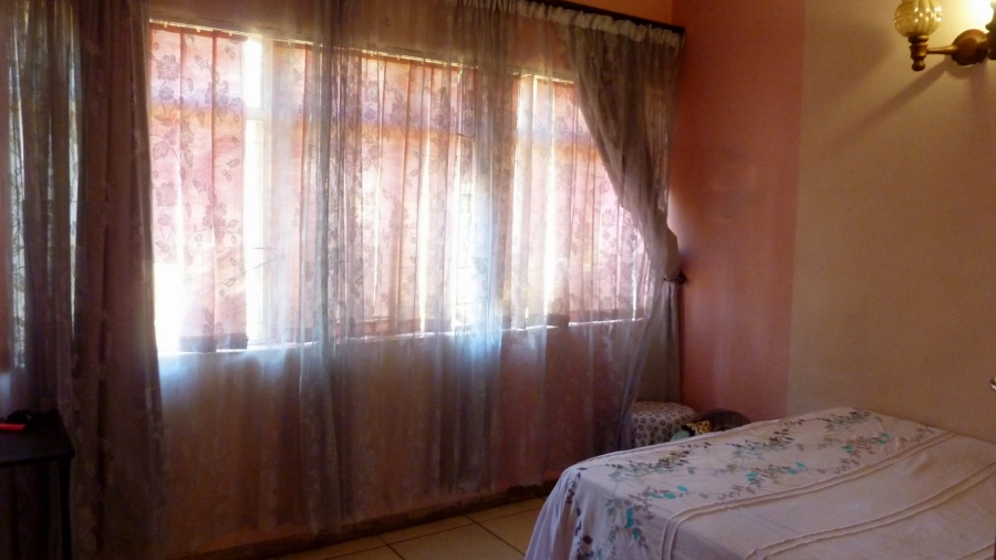 5 Bedroom Property for Sale in Mountain View Gauteng