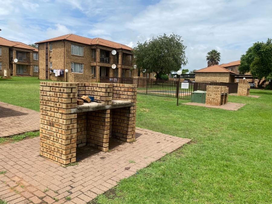 2 Bedroom Property for Sale in Erand Gardens Gauteng