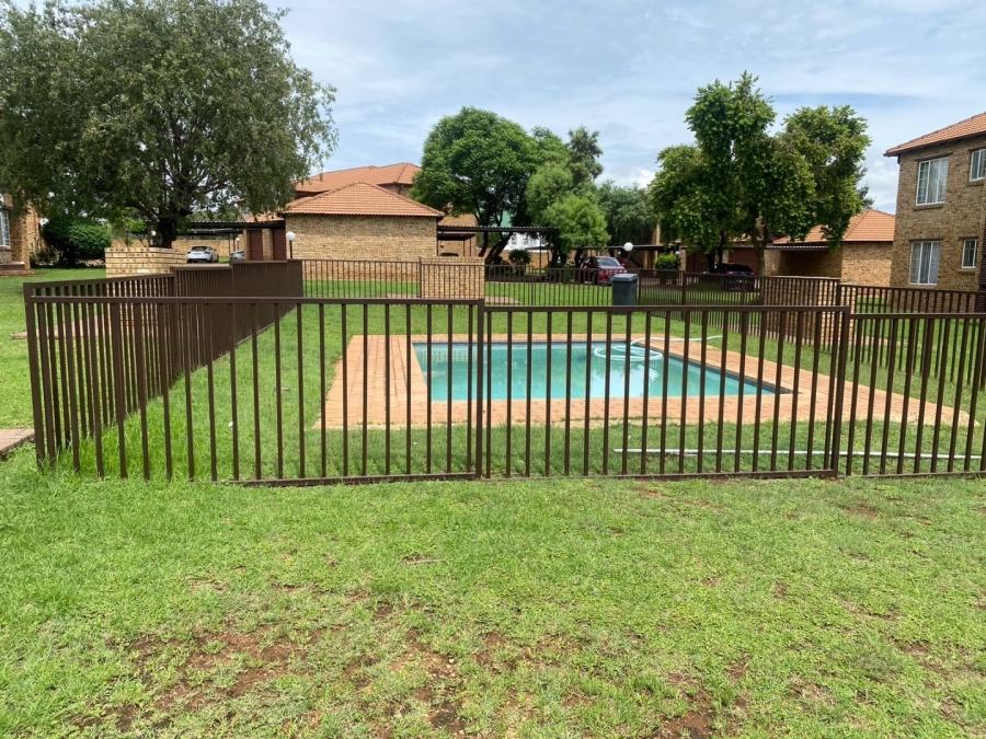 2 Bedroom Property for Sale in Erand Gardens Gauteng