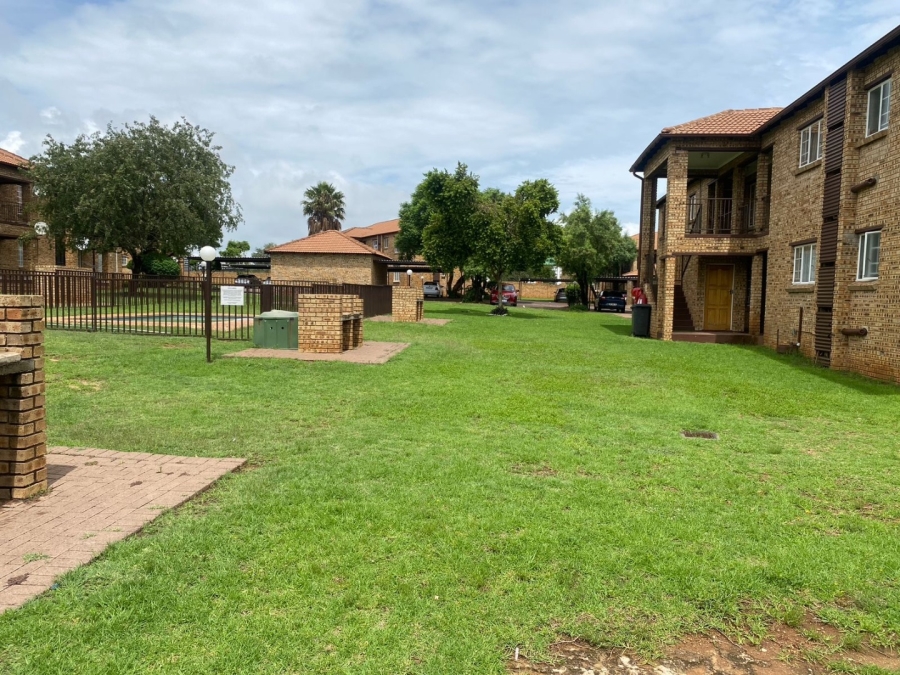 2 Bedroom Property for Sale in Erand Gardens Gauteng