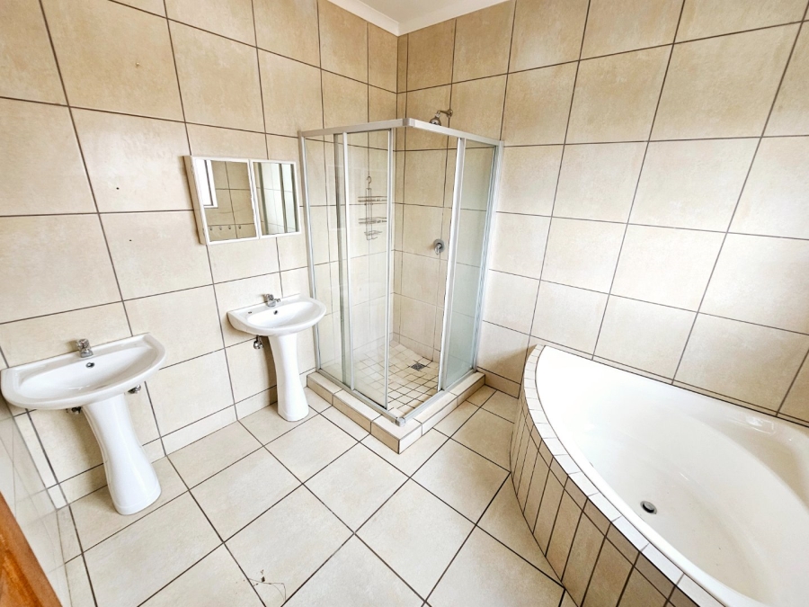 To Let 4 Bedroom Property for Rent in Monavoni Gauteng