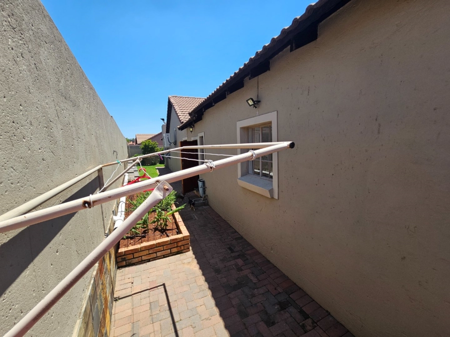 To Let 3 Bedroom Property for Rent in Thatchfield Gardens Gauteng