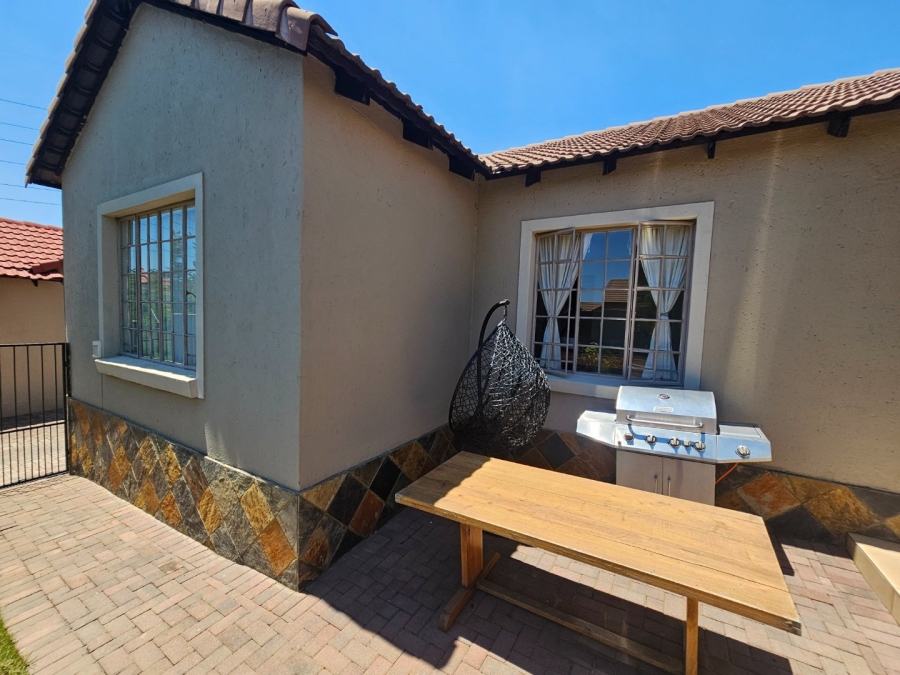 To Let 3 Bedroom Property for Rent in Thatchfield Gardens Gauteng