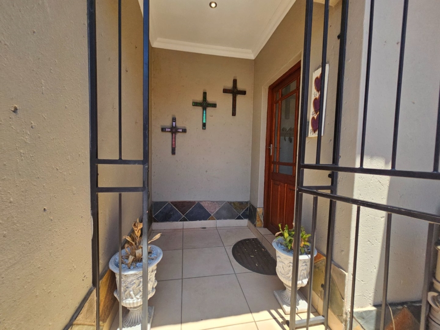 To Let 3 Bedroom Property for Rent in Thatchfield Gardens Gauteng