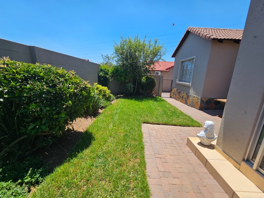 To Let 3 Bedroom Property for Rent in Thatchfield Gardens Gauteng