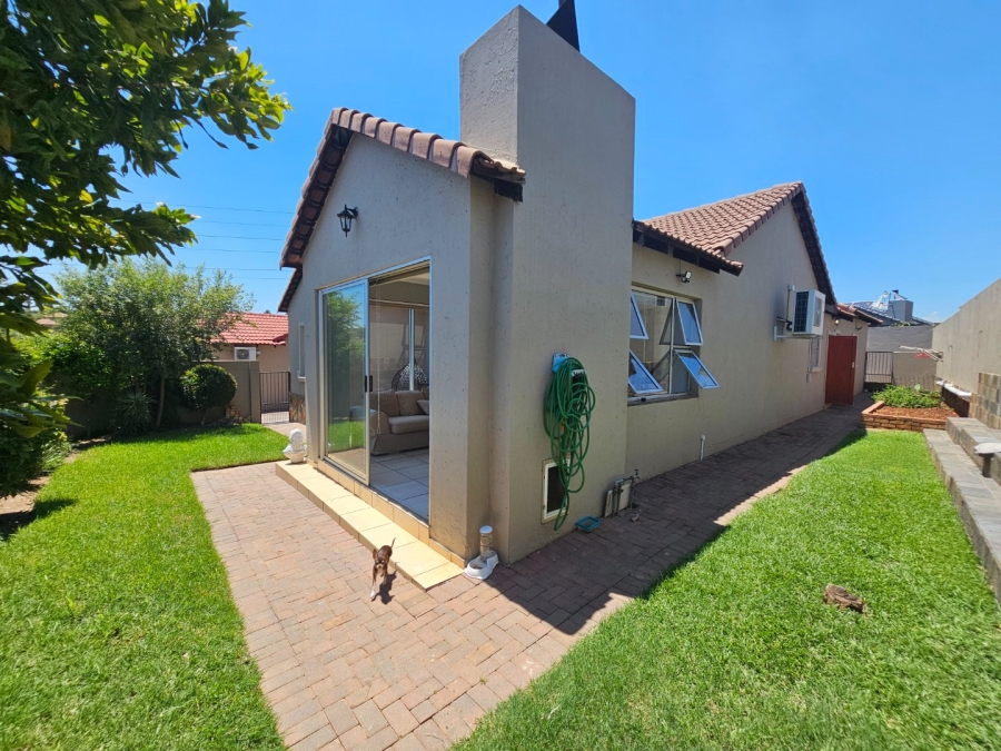 To Let 3 Bedroom Property for Rent in Thatchfield Gardens Gauteng