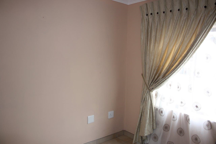 To Let 2 Bedroom Property for Rent in Bosmont Gauteng