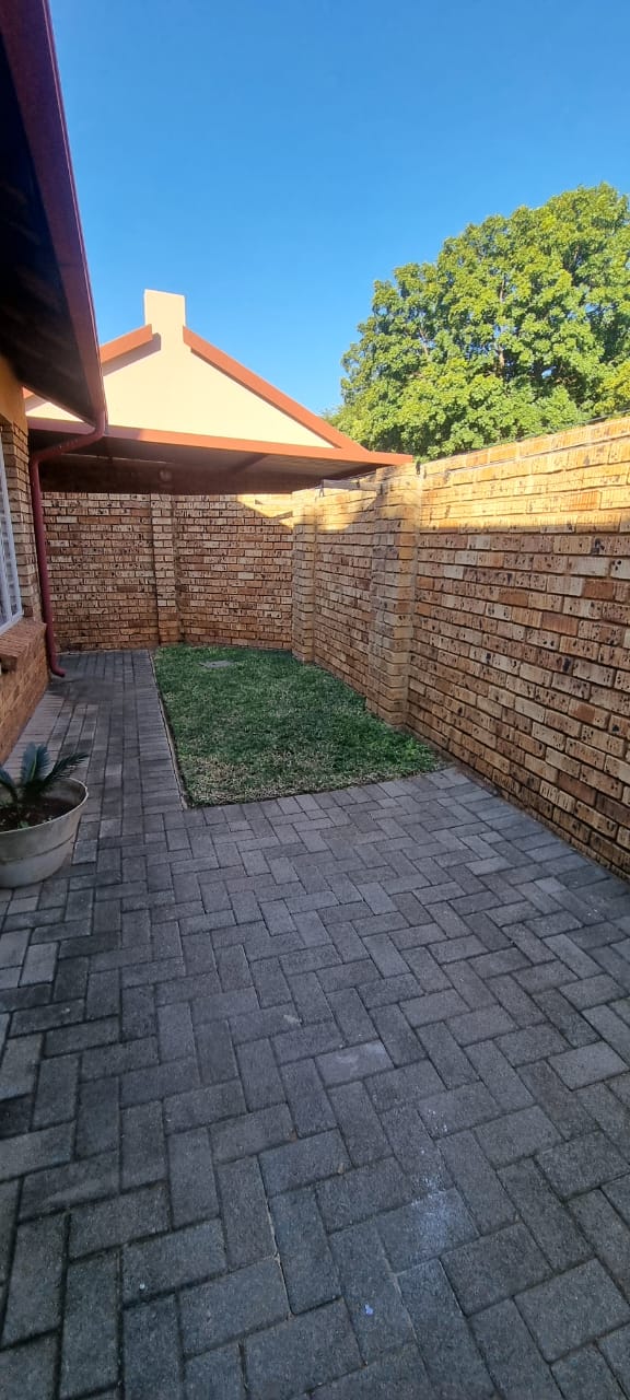 2 Bedroom Property for Sale in Magalieskruin Gauteng