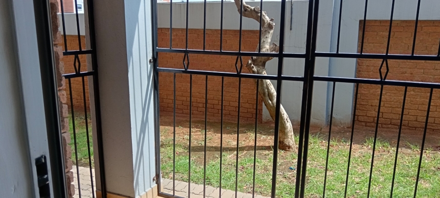 To Let 2 Bedroom Property for Rent in Vorna Valley Gauteng