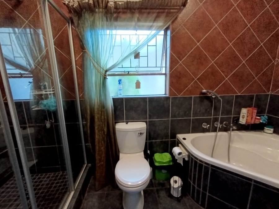 To Let 4 Bedroom Property for Rent in Eldoraigne Gauteng